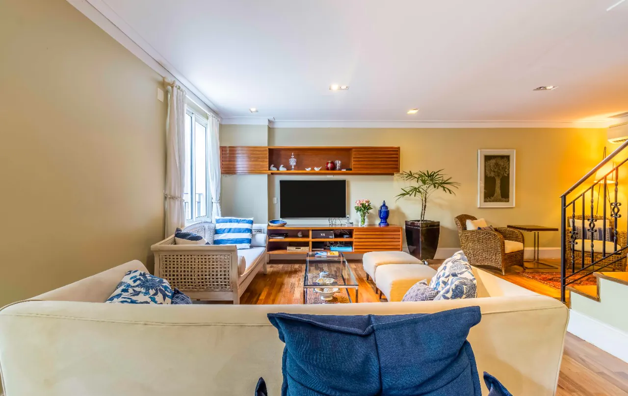 casa-com-projeto-acolhedor-e-com-projeto-que-integra-a-natureza-em-condominio-de-alto-de-pinheiros-17961-6