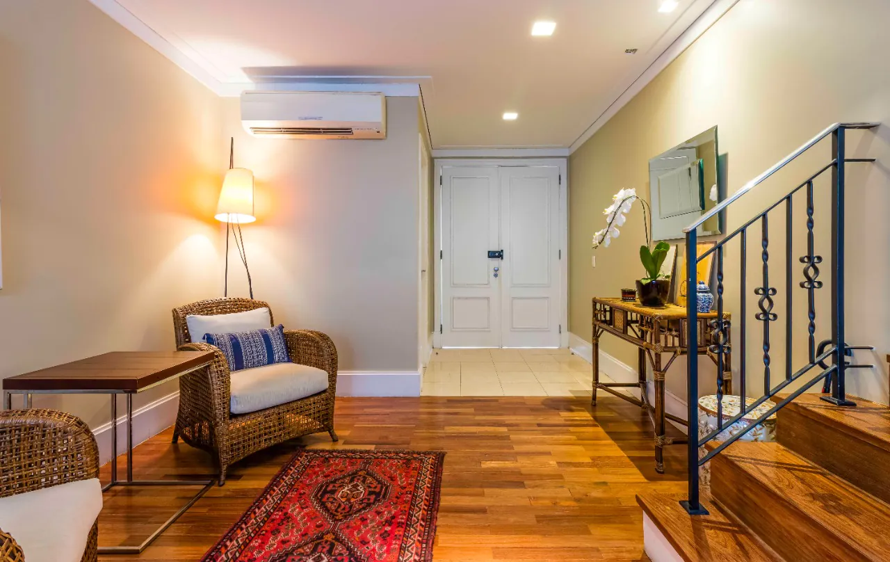 casa-com-projeto-acolhedor-e-com-projeto-que-integra-a-natureza-em-condominio-de-alto-de-pinheiros-17961-8