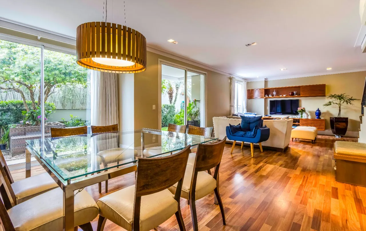 Casa com projeto acolhedor e com projeto que integra a natureza, em condomínio de Alto de Pinheiros. – 17961