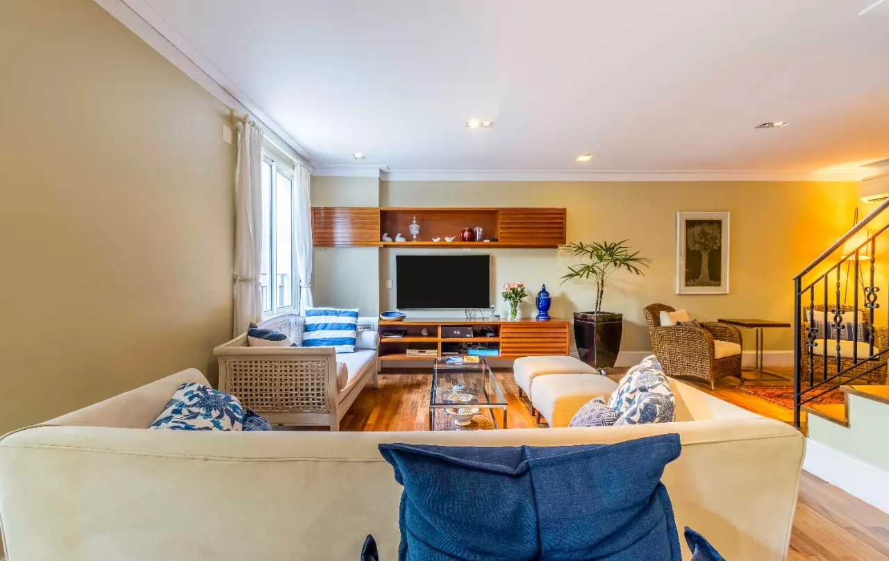 Casa com projeto acolhedor e com projeto que integra a natureza, em condomínio de Alto de Pinheiros. – 17961