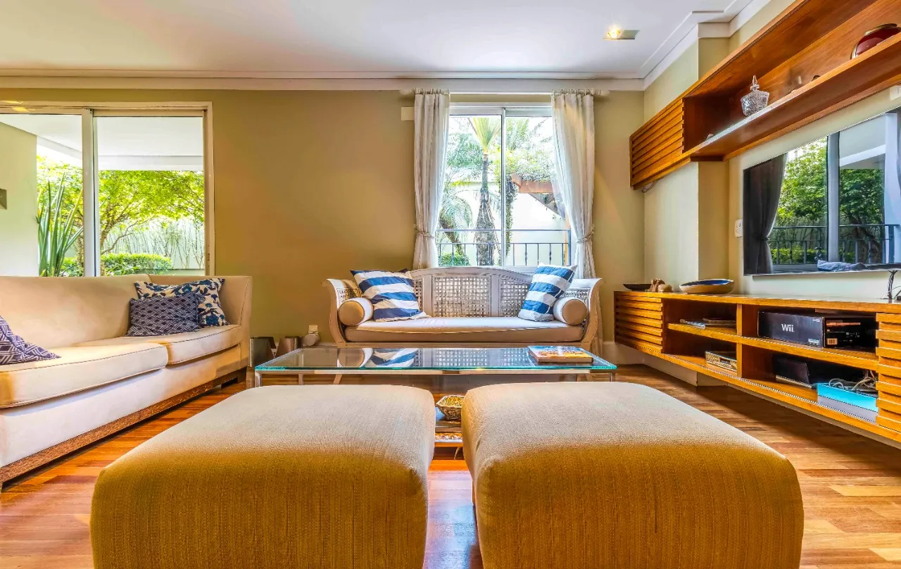 Casa com projeto acolhedor e com projeto que integra a natureza, em condomínio de Alto de Pinheiros. – 17961