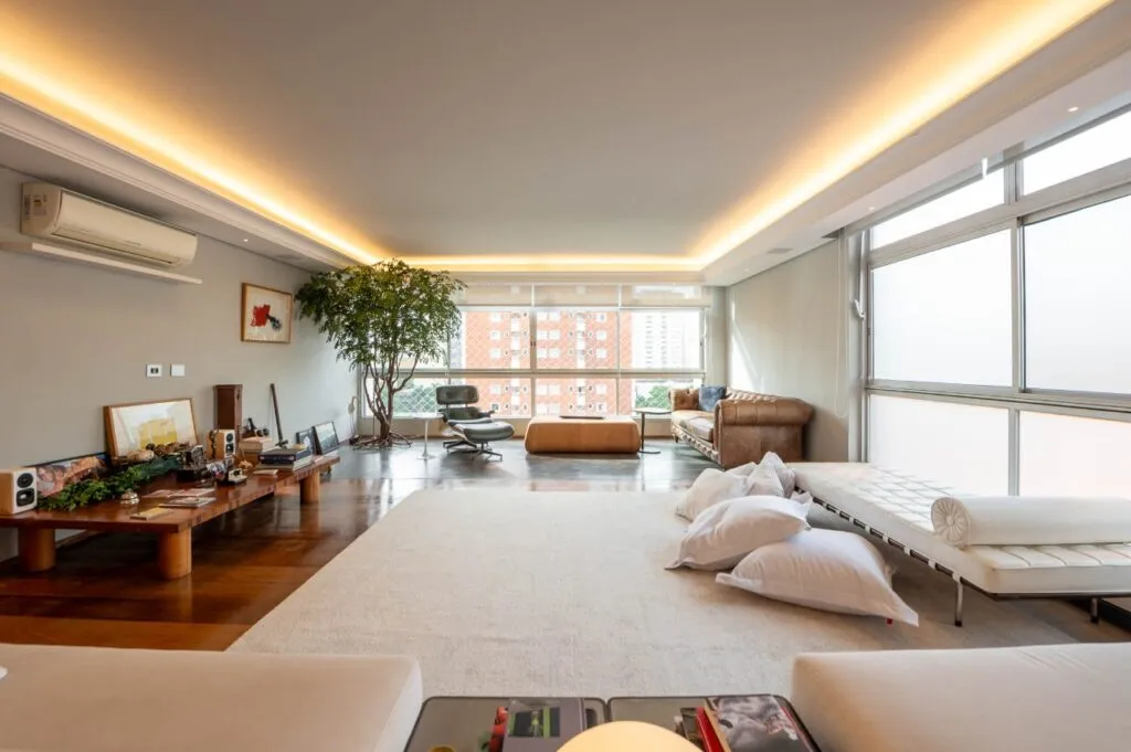 Reformado e ensolarado com duas vagas a passos da Oscar Freire. – AP8019