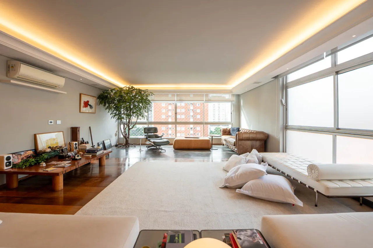 Reformado e ensolarado com duas vagas a passos da Oscar Freire. – AP8019