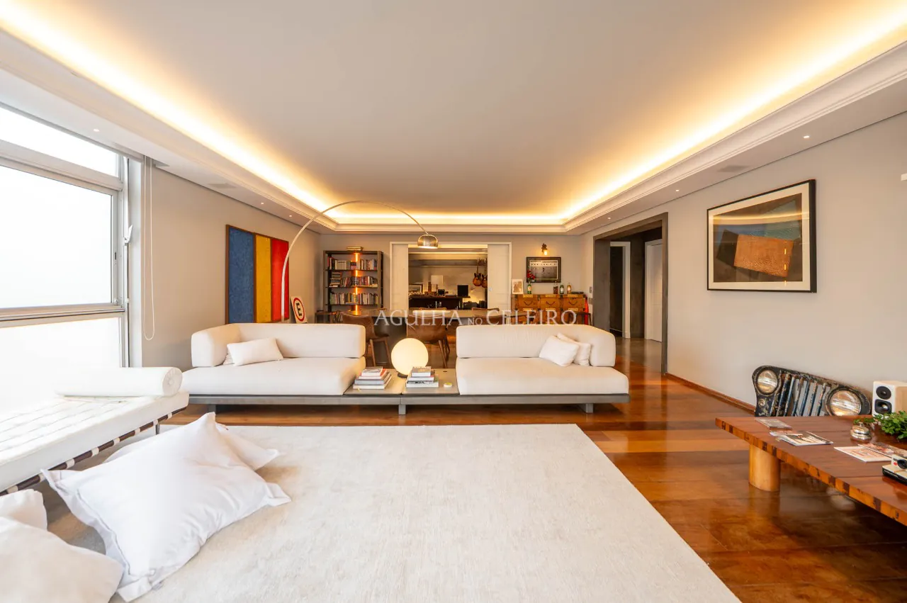 Reformado e ensolarado com duas vagas a passos da Oscar Freire. – AP8019