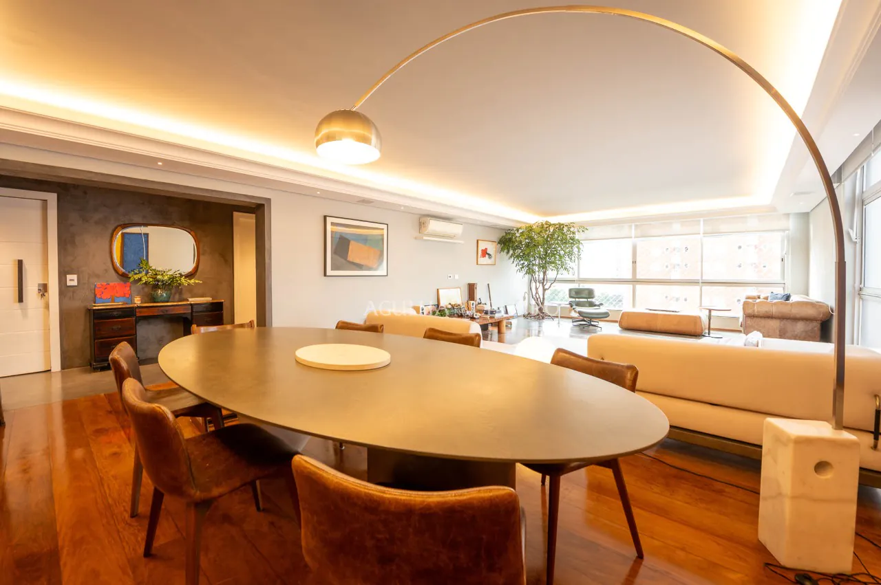 Reformado e ensolarado com duas vagas a passos da Oscar Freire. – AP8019