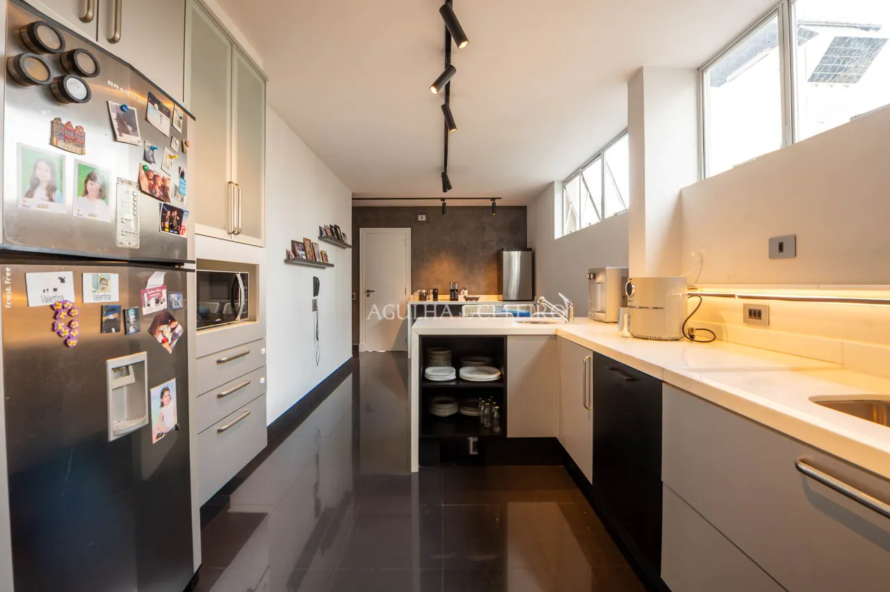 Reformado e ensolarado com duas vagas a passos da Oscar Freire. – AP8019