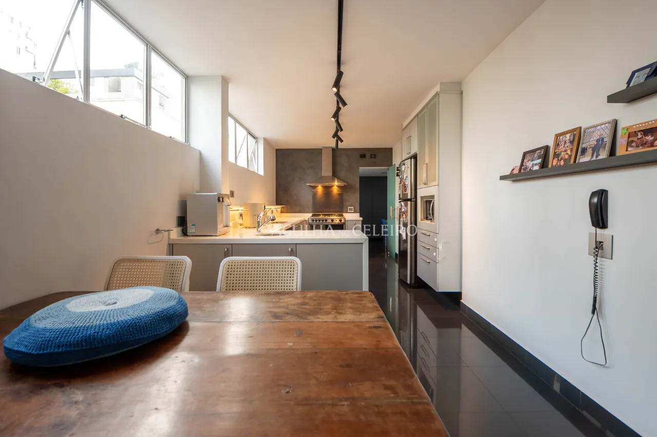 Reformado e ensolarado com duas vagas a passos da Oscar Freire. – AP8019