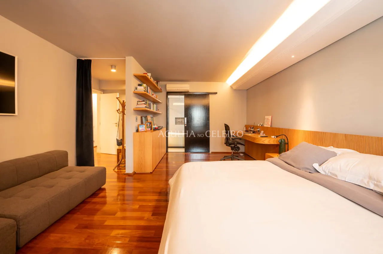 Reformado e ensolarado com duas vagas a passos da Oscar Freire. – AP8019