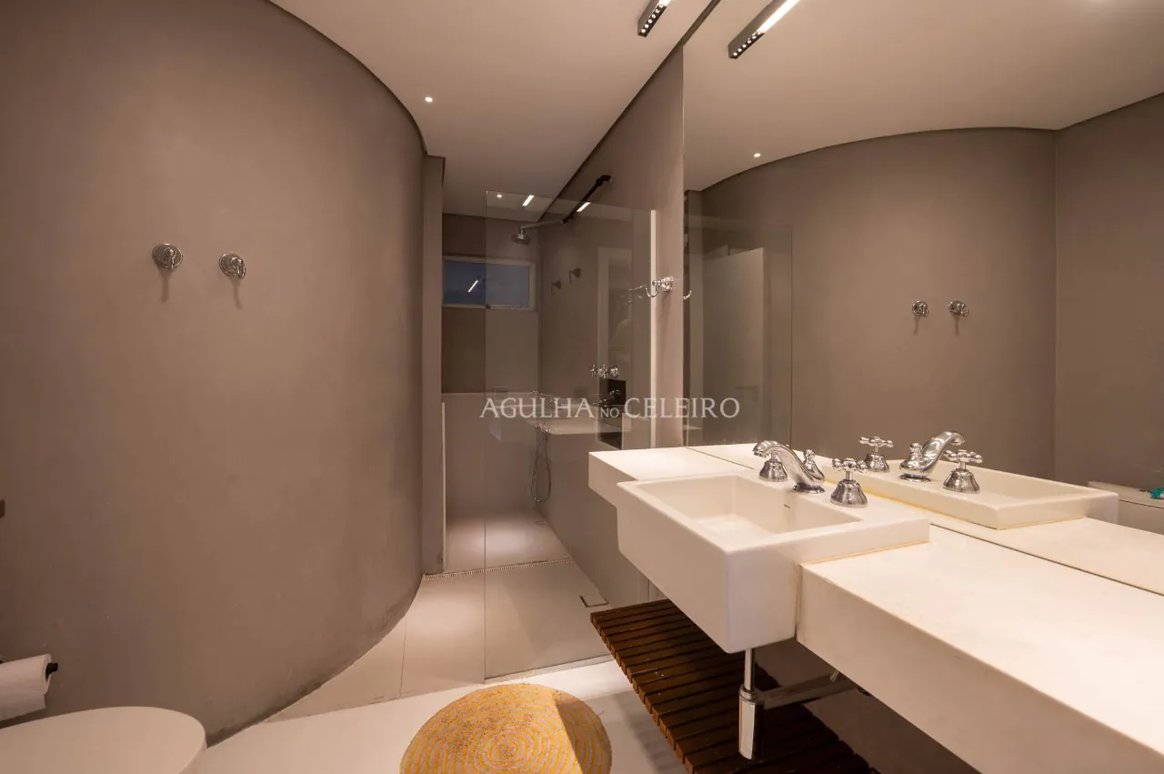 Reformado e ensolarado com duas vagas a passos da Oscar Freire. – AP8019