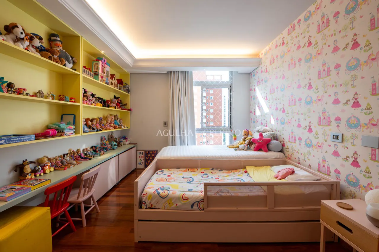 Reformado e ensolarado com duas vagas a passos da Oscar Freire. – AP8019