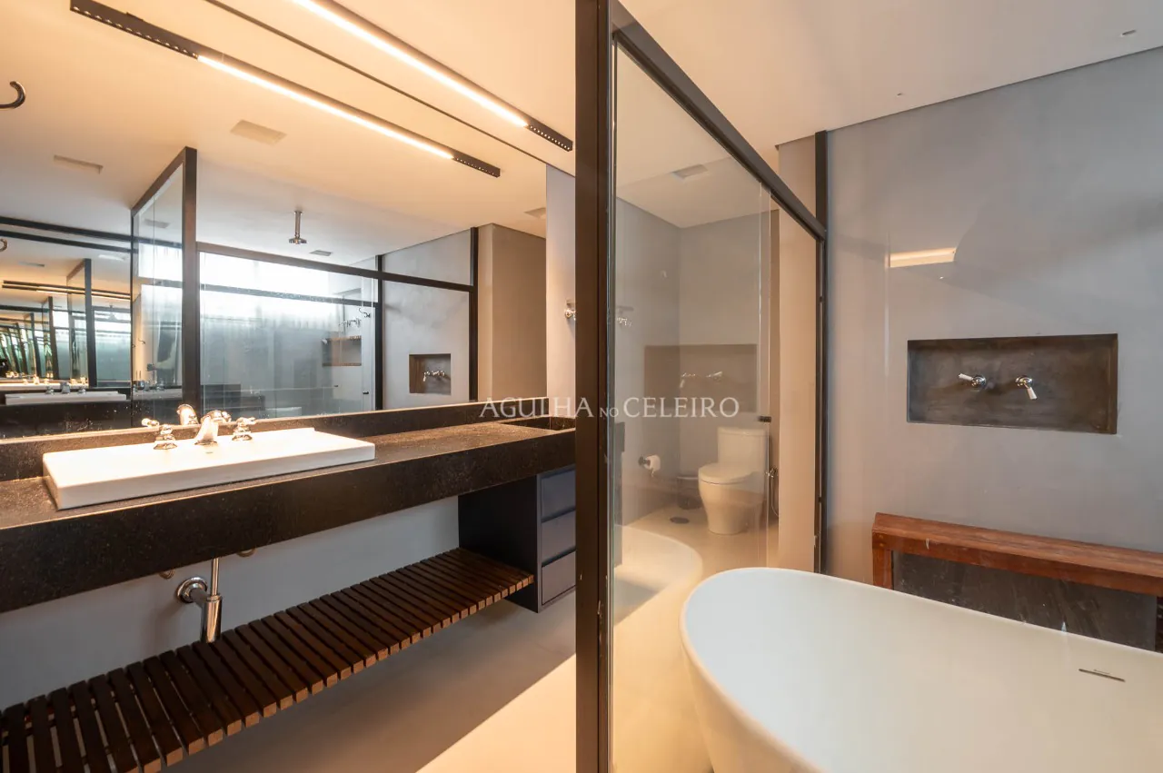 Reformado e ensolarado com duas vagas a passos da Oscar Freire. – AP8019