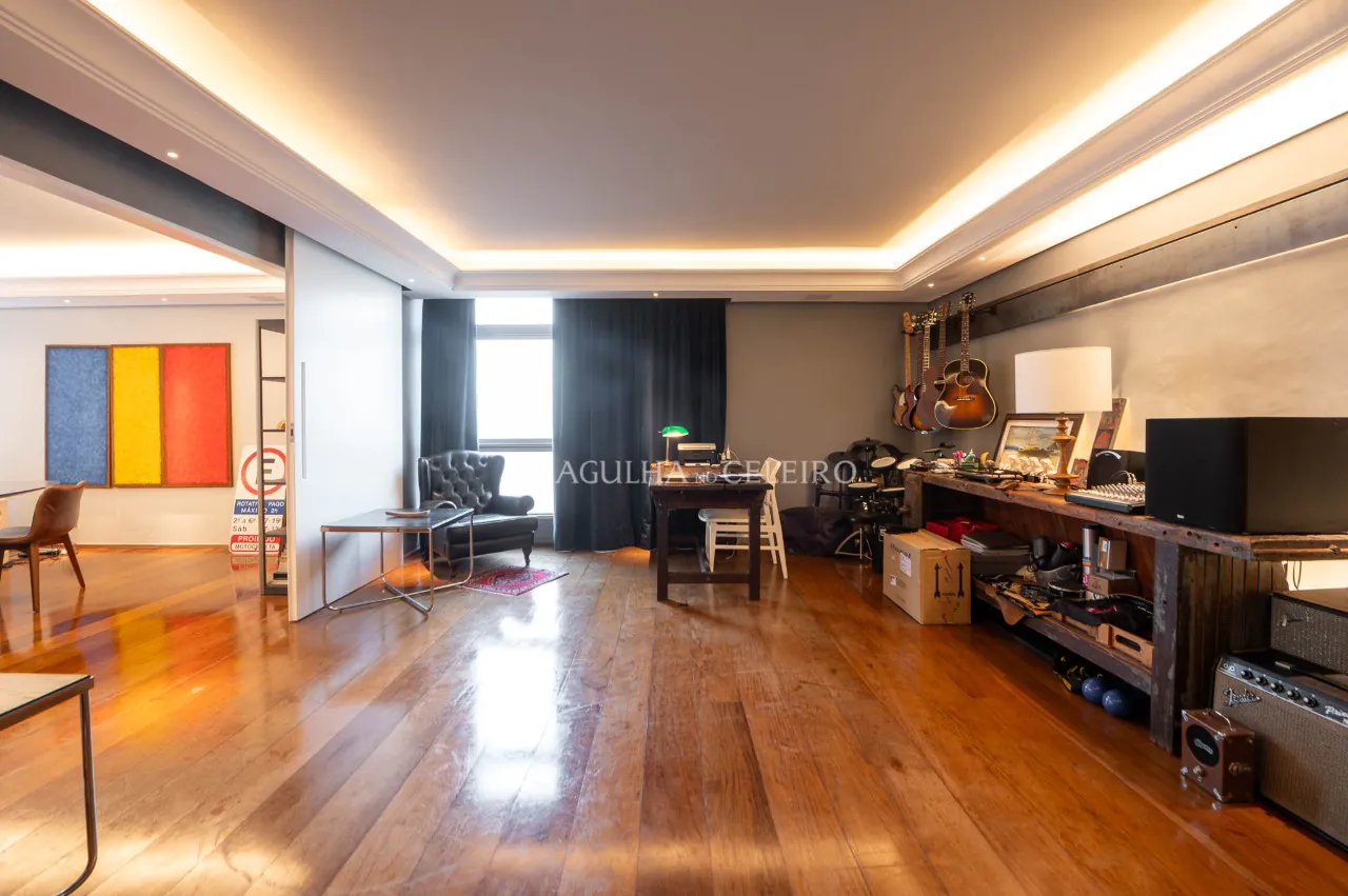 Reformado e ensolarado com duas vagas a passos da Oscar Freire. – AP8019