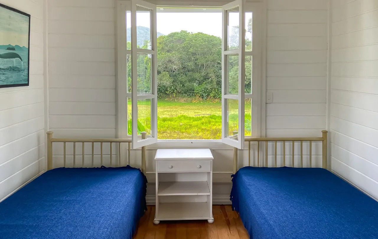 casa-a-50-metros-do-mar-na-praia-da-baleia-projetada-por-gui-mattos-18226-16