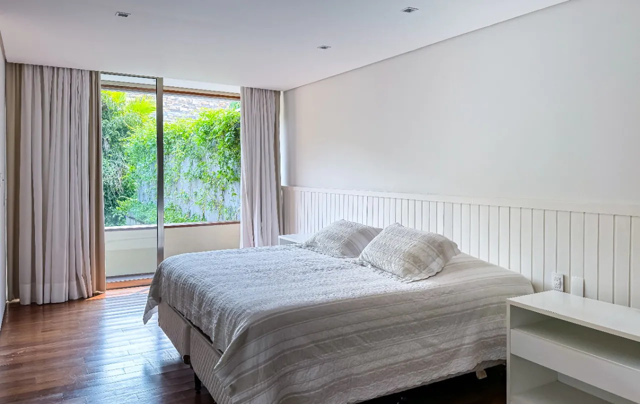 casa-com-arquitetura-contemporanea-ambientes-integrados-ha-poucos-passos-da-praia-da-baleia-18186-13