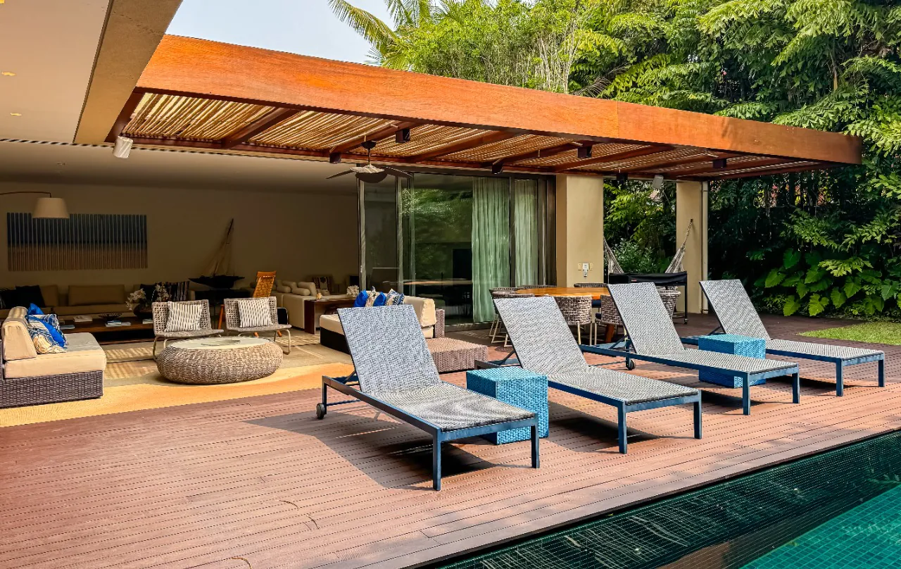 casa-com-arquitetura-contemporanea-ambientes-integrados-ha-poucos-passos-da-praia-da-baleia-18186-2