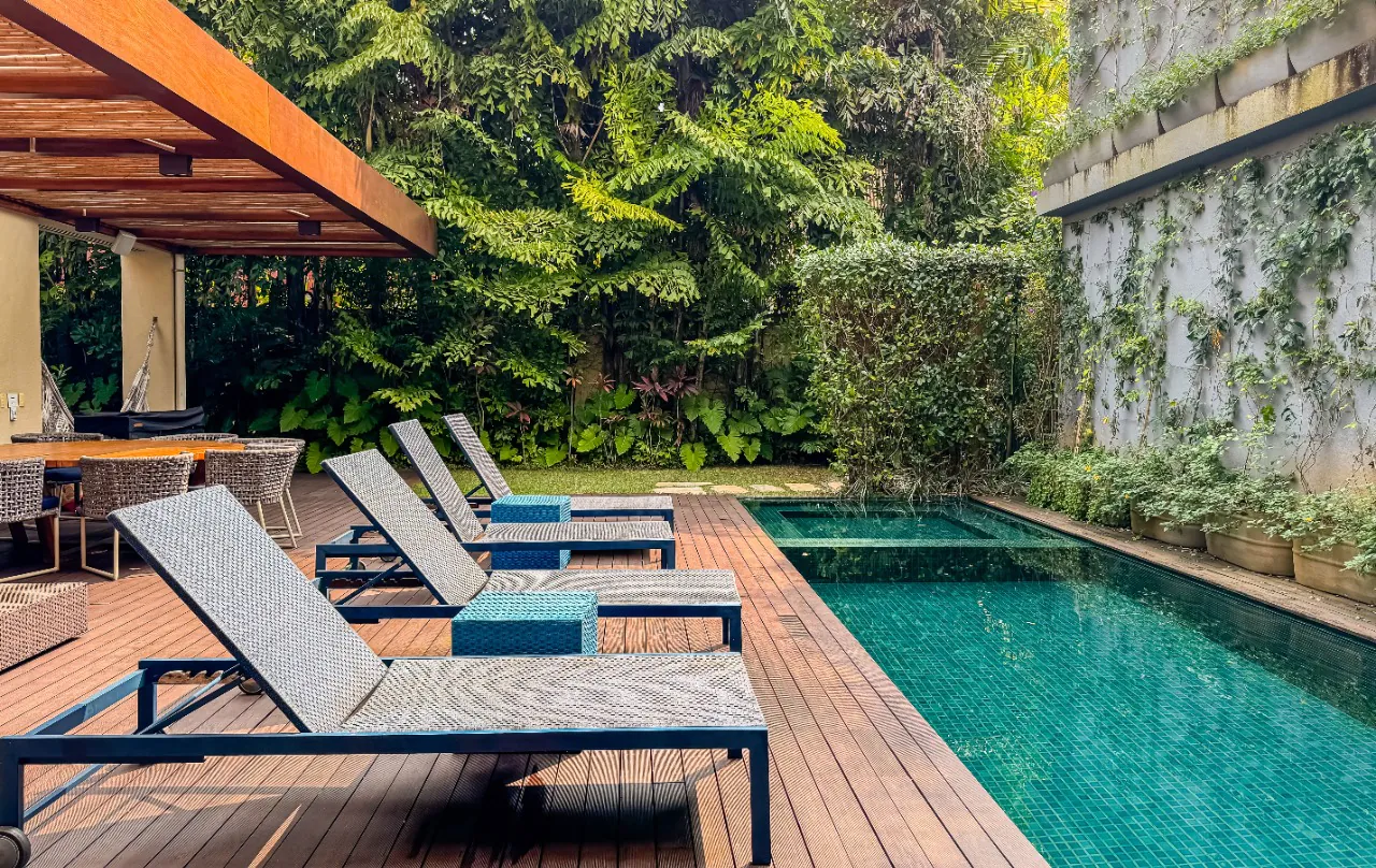 casa-com-arquitetura-contemporanea-ambientes-integrados-ha-poucos-passos-da-praia-da-baleia-18186-3