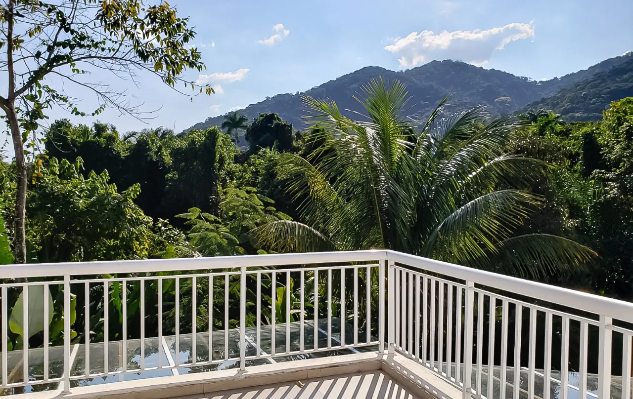 casa-com-projeto-charmoso-e-area-externa-com-churrasqueira-e-piscina-na-praia-de-juquehy-18222-11