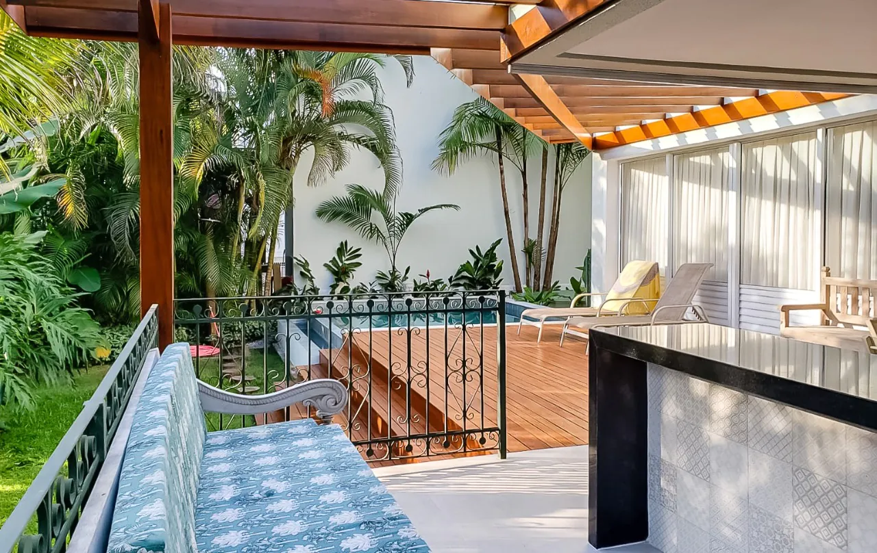 casa-com-projeto-charmoso-e-area-externa-com-churrasqueira-e-piscina-na-praia-de-juquehy-18222-2