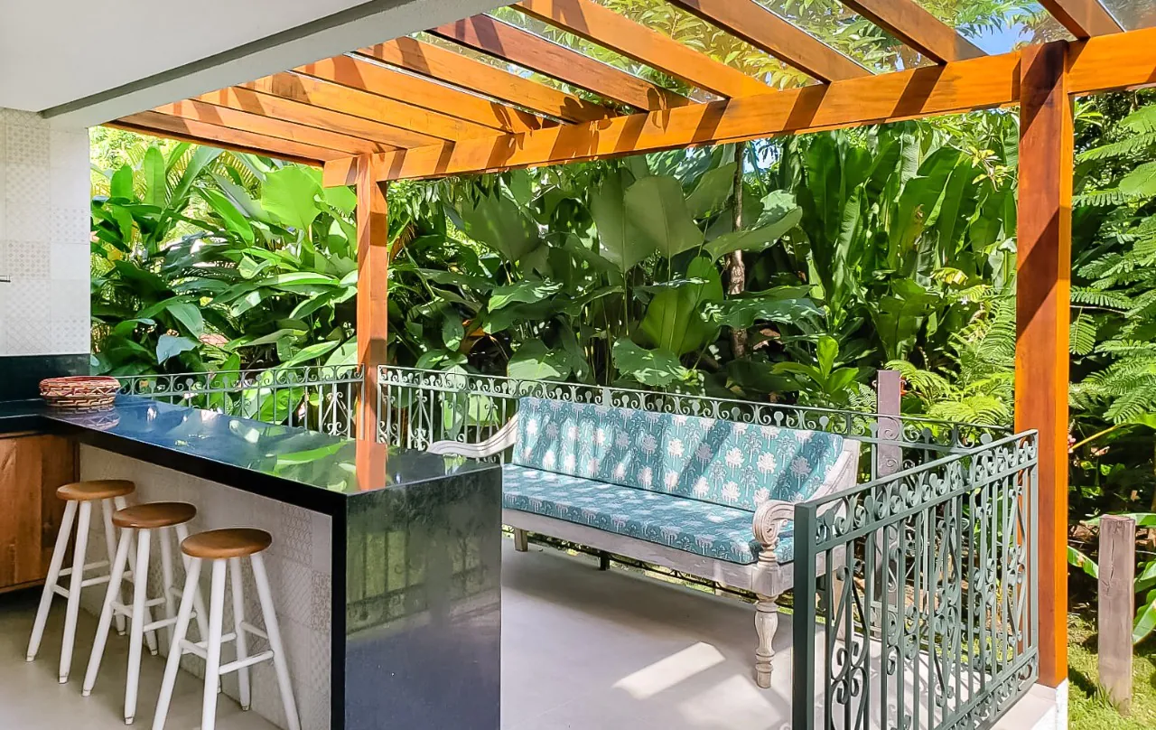 casa-com-projeto-charmoso-e-area-externa-com-churrasqueira-e-piscina-na-praia-de-juquehy-18222-3