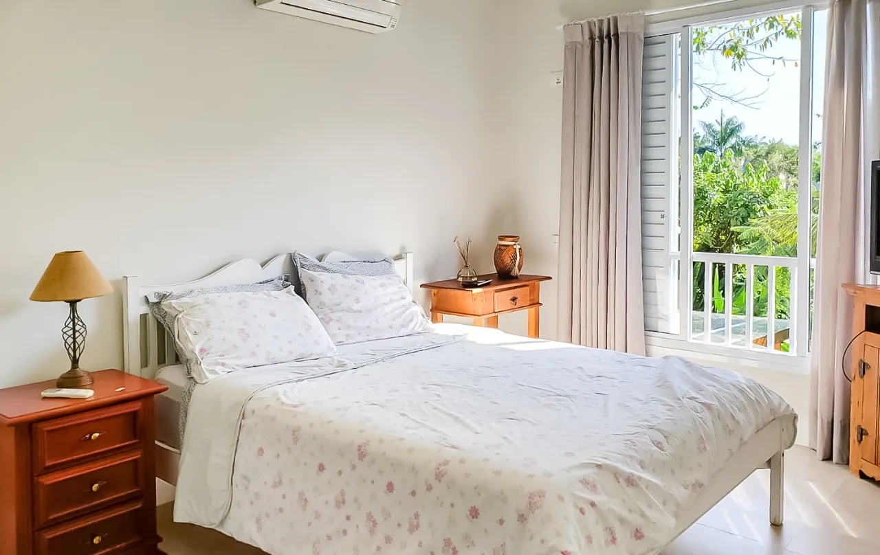 casa-com-projeto-charmoso-e-area-externa-com-churrasqueira-e-piscina-na-praia-de-juquehy-18222-9