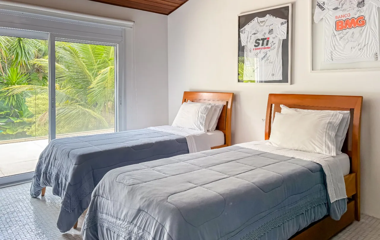 casa-com-projeto-modernista-piscina-e-jardim-encantador-em-condominio-com-lazer-na-praia-da-baleia-18183-12