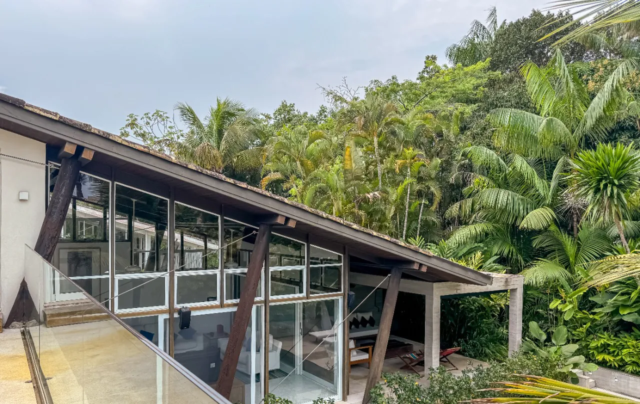 casa-com-projeto-modernista-piscina-e-jardim-encantador-em-condominio-com-lazer-na-praia-da-baleia-18183-15