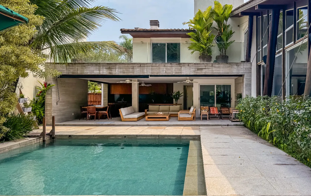 casa-com-projeto-modernista-piscina-e-jardim-encantador-em-condominio-com-lazer-na-praia-da-baleia-18183-2