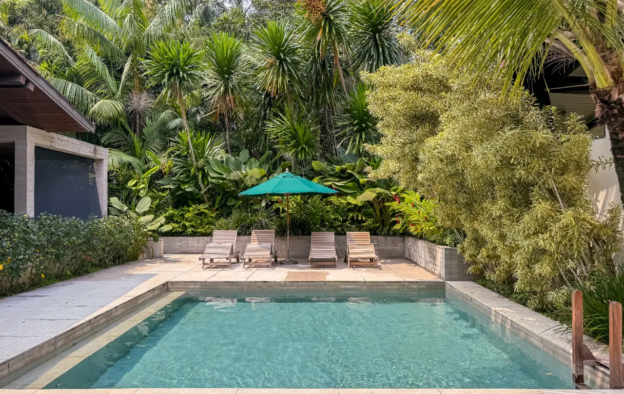 casa-com-projeto-modernista-piscina-e-jardim-encantador-em-condominio-com-lazer-na-praia-da-baleia-18183-3