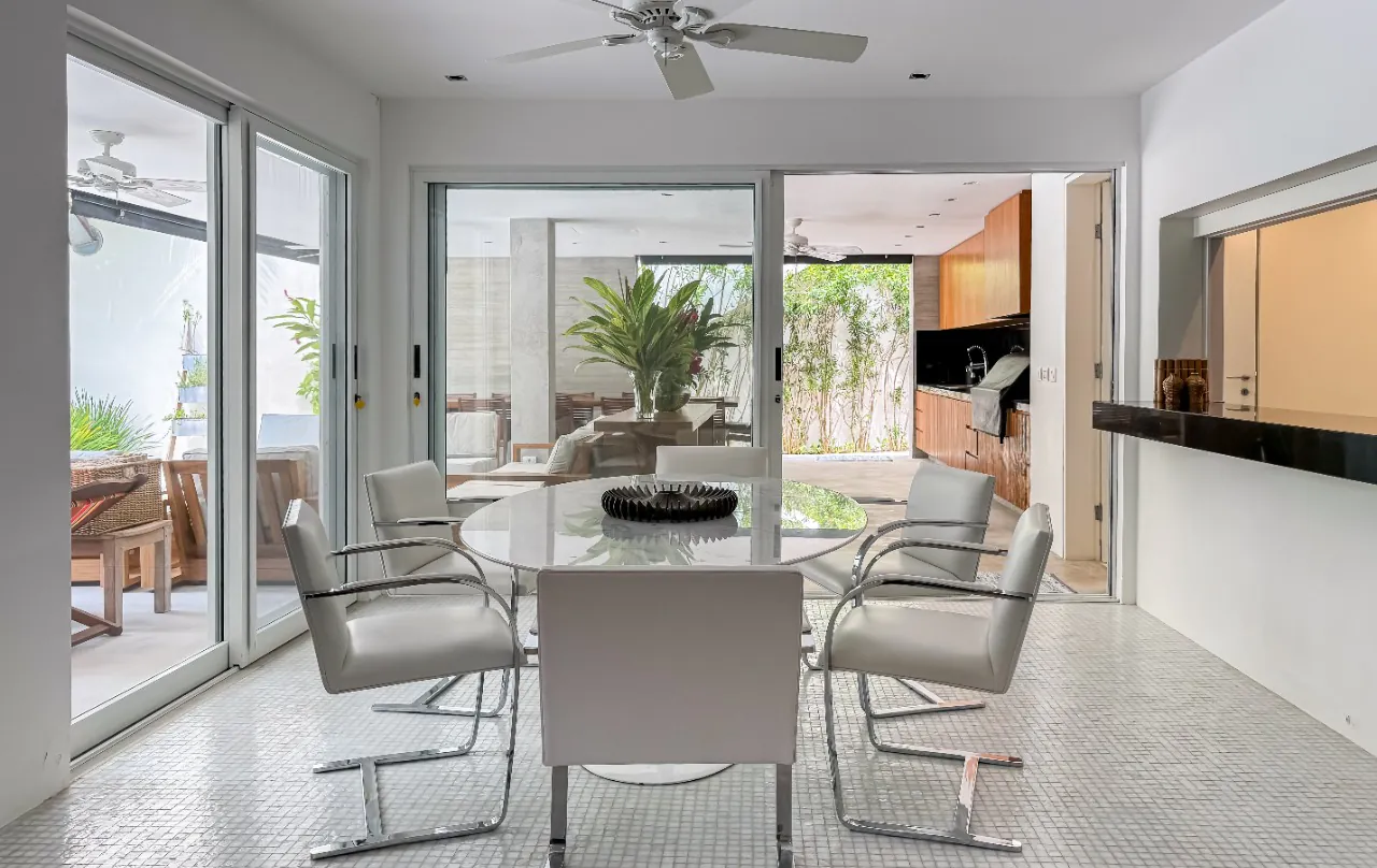 casa-com-projeto-modernista-piscina-e-jardim-encantador-em-condominio-com-lazer-na-praia-da-baleia-18183-7