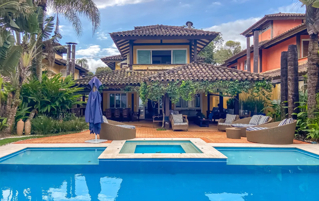 casa-em-condominio-com-piscina-e-jardim-delicioso-e-vista-para-o-mar-em-camburizinho-18176-7