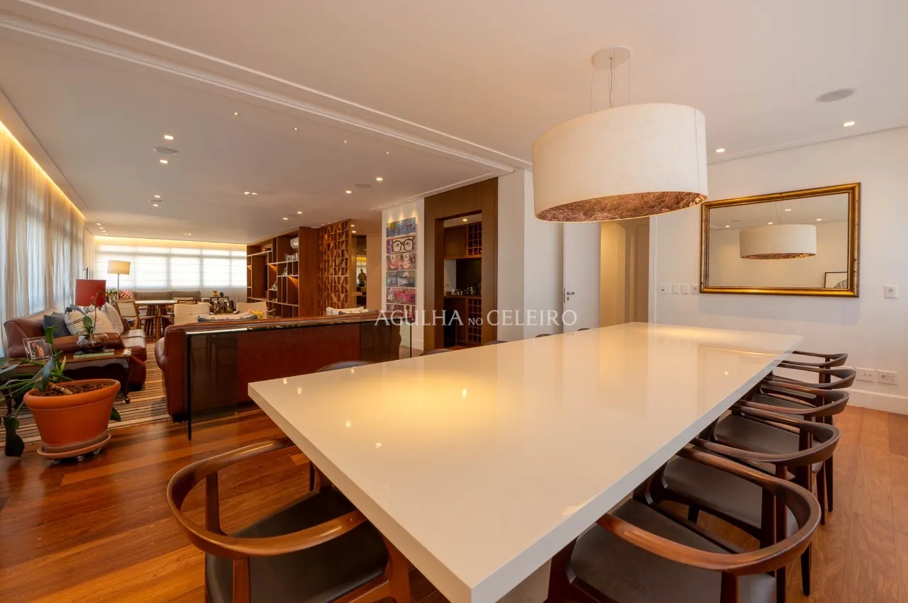 Apartamento elegante com planta quadrada e espaços amplos no Jardim América – 17088