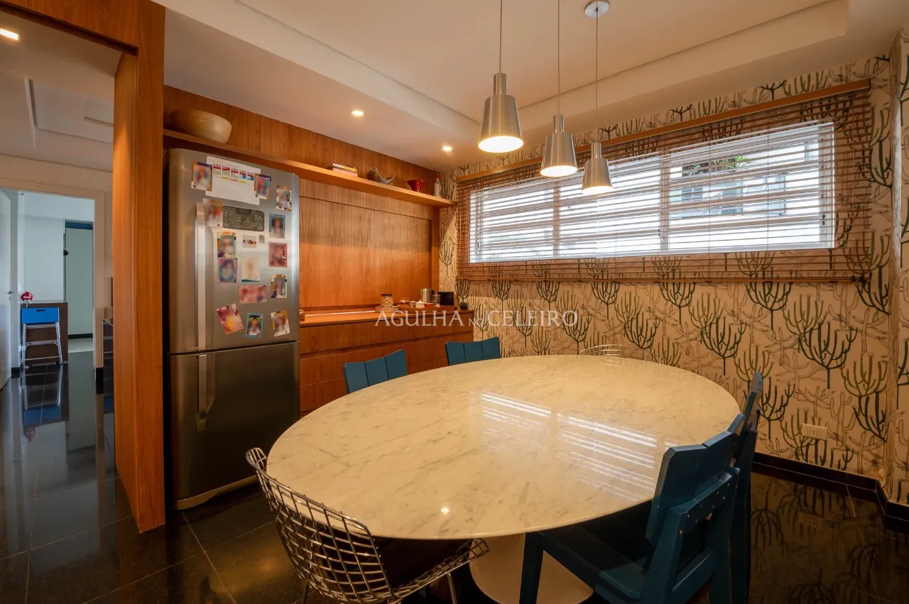 Apartamento elegante com planta quadrada e espaços amplos no Jardim América – 17088