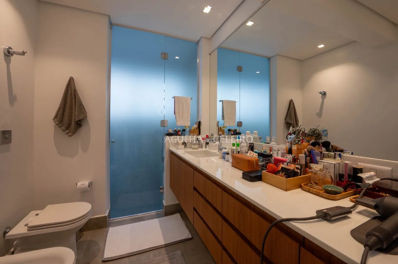 Apartamento elegante com planta quadrada e espaços amplos no Jardim América – 17088