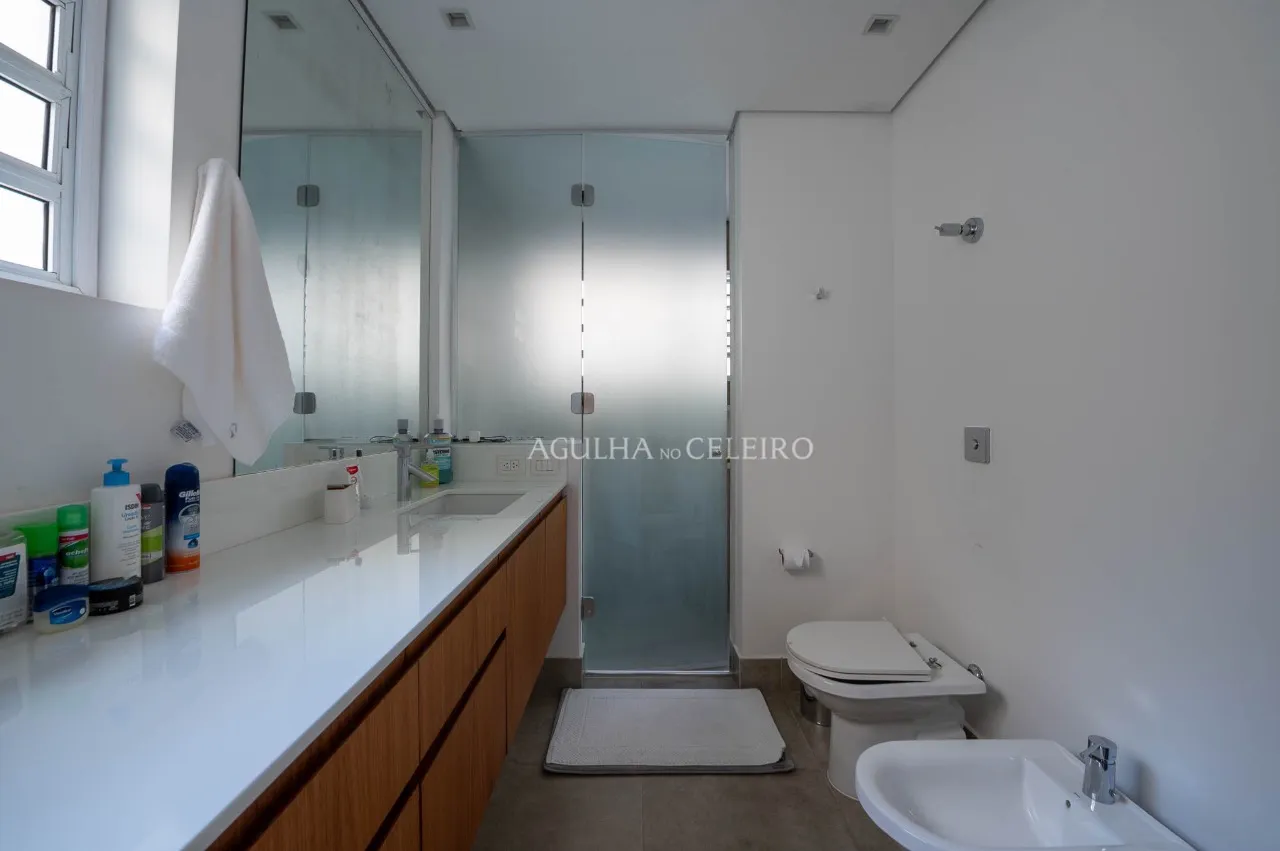 Apartamento elegante com planta quadrada e espaços amplos no Jardim América – 17088