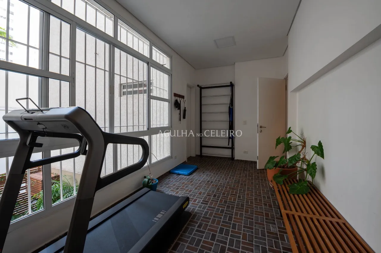 Apartamento elegante com planta quadrada e espaços amplos no Jardim América – 17088