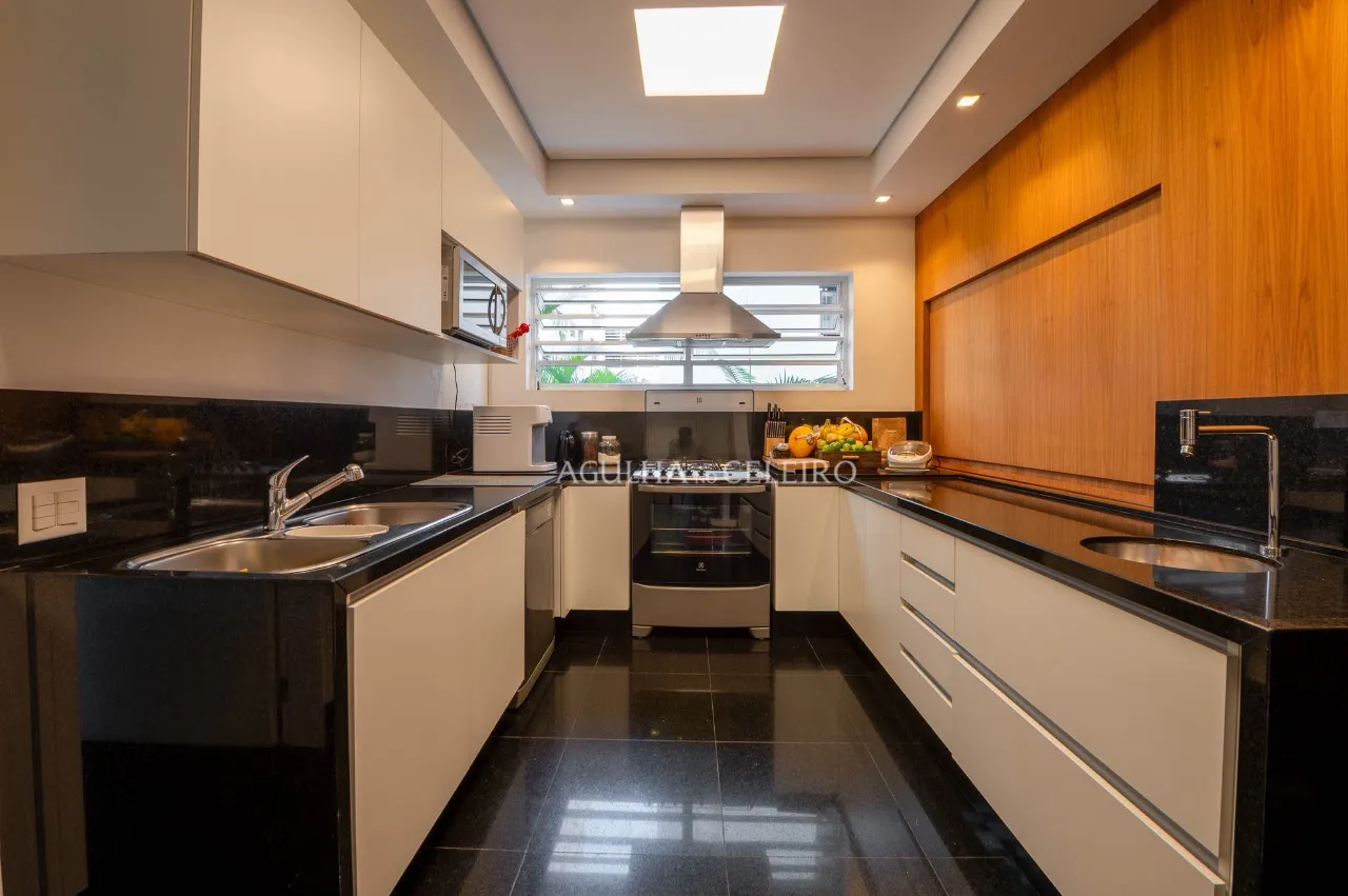 Apartamento elegante com planta quadrada e espaços amplos no Jardim América – 17088