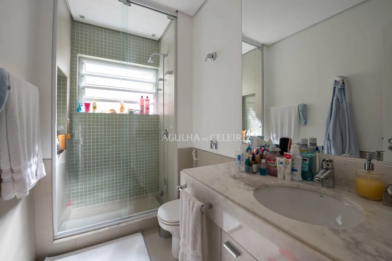 Apartamento elegante com planta quadrada e espaços amplos no Jardim América – 17088