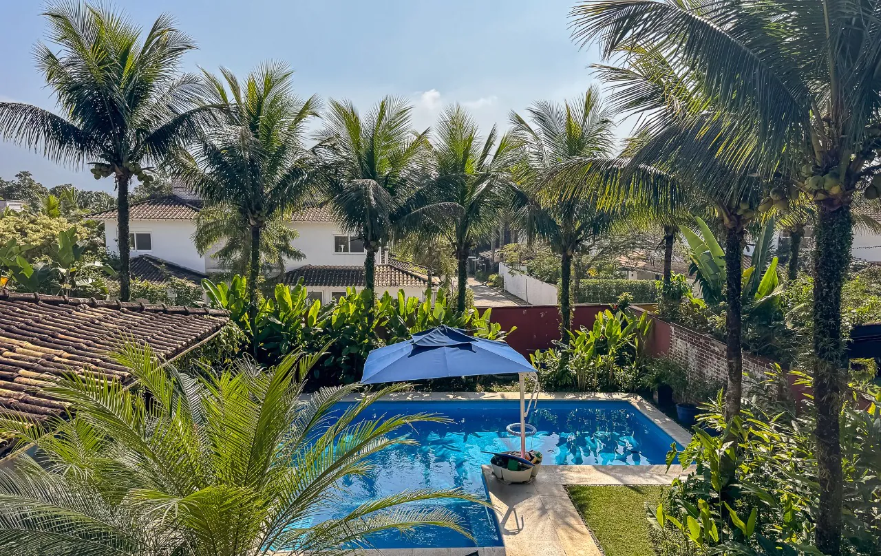 uma-casa-perfeita-na-praia-da-baleia-com-piscina-e-jardim-ha-poucos-passos-da-praia-18220-14