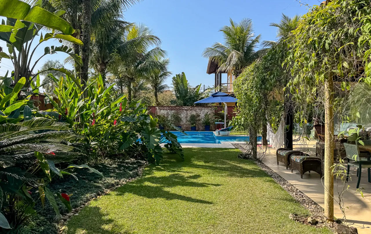 uma-casa-perfeita-na-praia-da-baleia-com-piscina-e-jardim-ha-poucos-passos-da-praia-18220-2