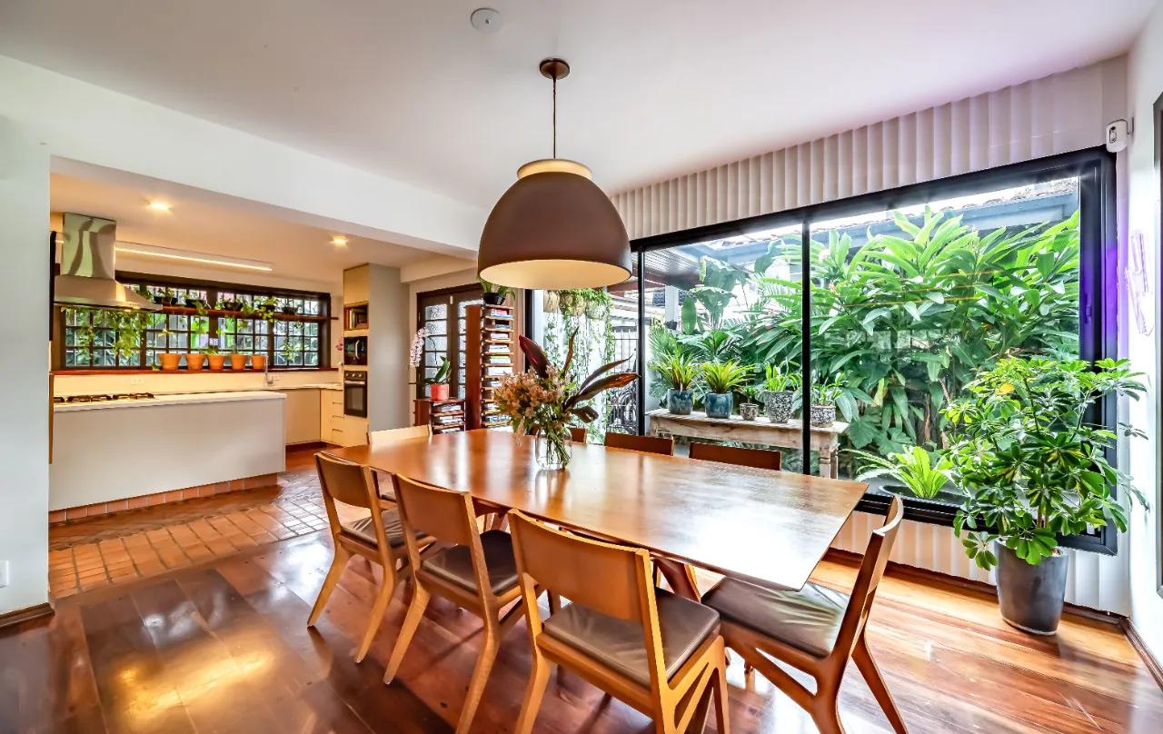 casa-em-alto-de-pinheiros-perfeita-para-relaxar-e-receber-amigos-com-terreno-generoso-e-muito-verde-18352-14