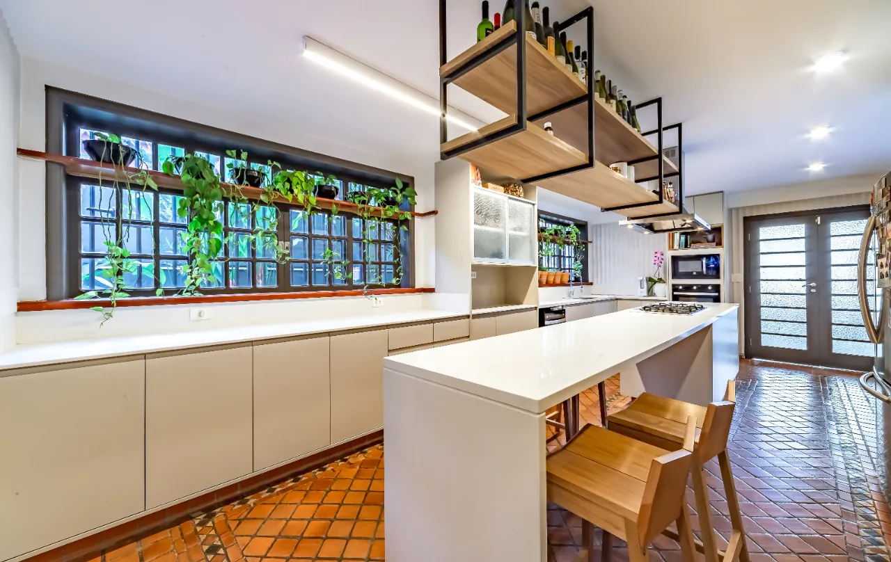 casa-em-alto-de-pinheiros-perfeita-para-relaxar-e-receber-amigos-com-terreno-generoso-e-muito-verde-18352-21