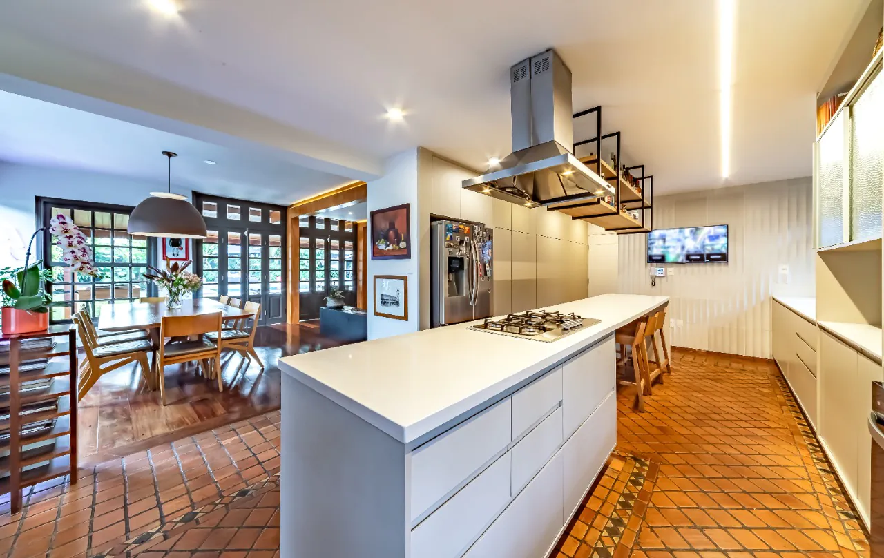 casa-em-alto-de-pinheiros-perfeita-para-relaxar-e-receber-amigos-com-terreno-generoso-e-muito-verde-18352-22