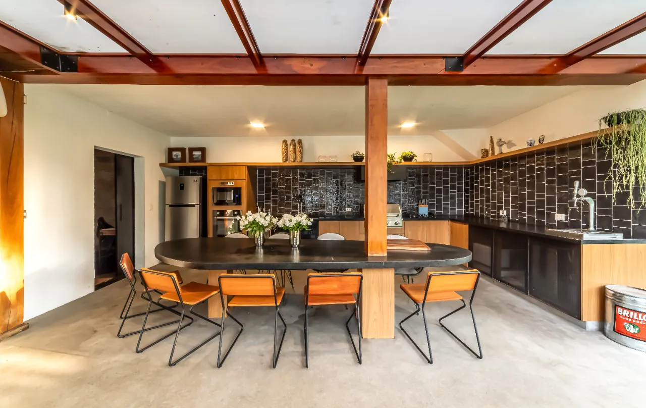 casa-em-alto-de-pinheiros-perfeita-para-relaxar-e-receber-amigos-com-terreno-generoso-e-muito-verde-18352-5