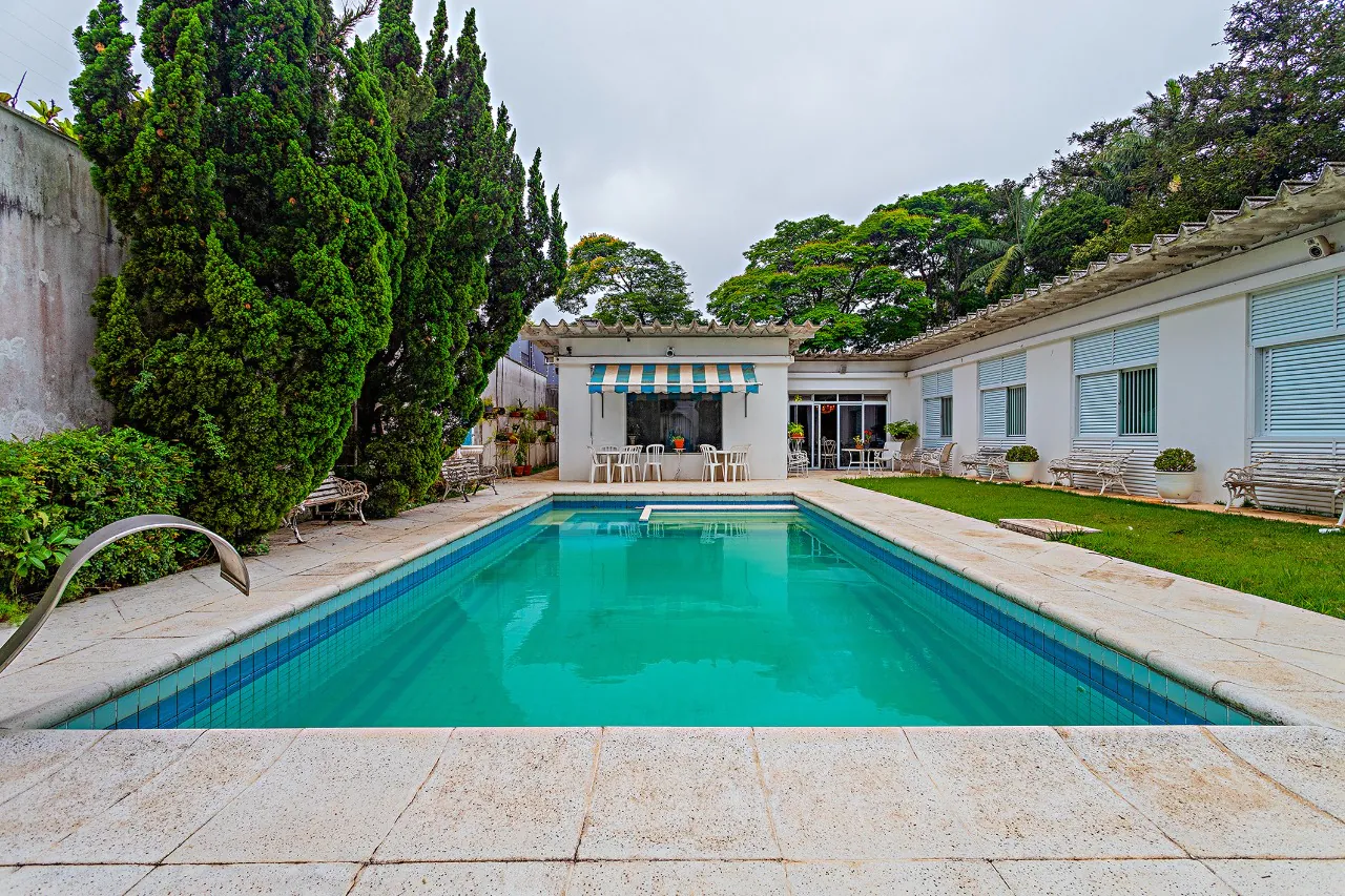 casa-terrea-com-amplo-jardim-e-espaco-gourmet-em-rua-tranquila-18420-10