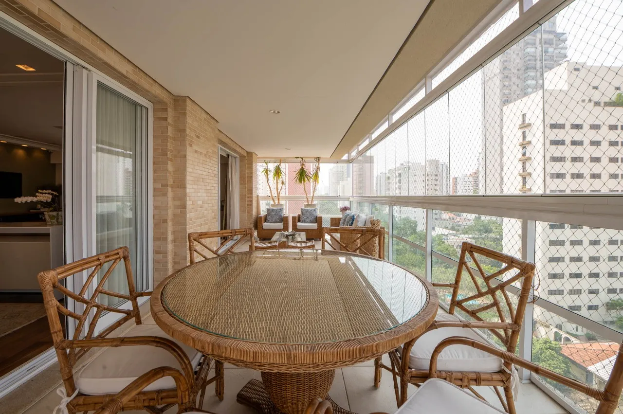 Apartamento amplo com uma varanda maravilhosa à venda em Moema. – 17271