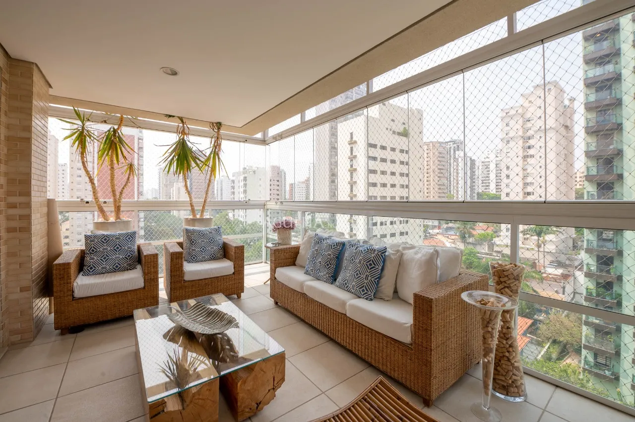 Apartamento amplo com uma varanda maravilhosa à venda em Moema. – 17271