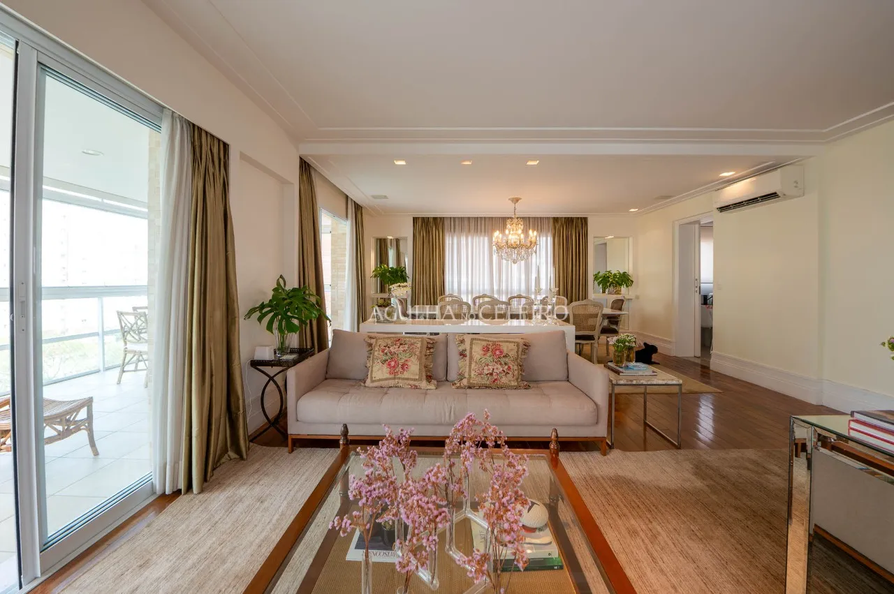 Apartamento amplo com uma varanda maravilhosa à venda em Moema. – 17271