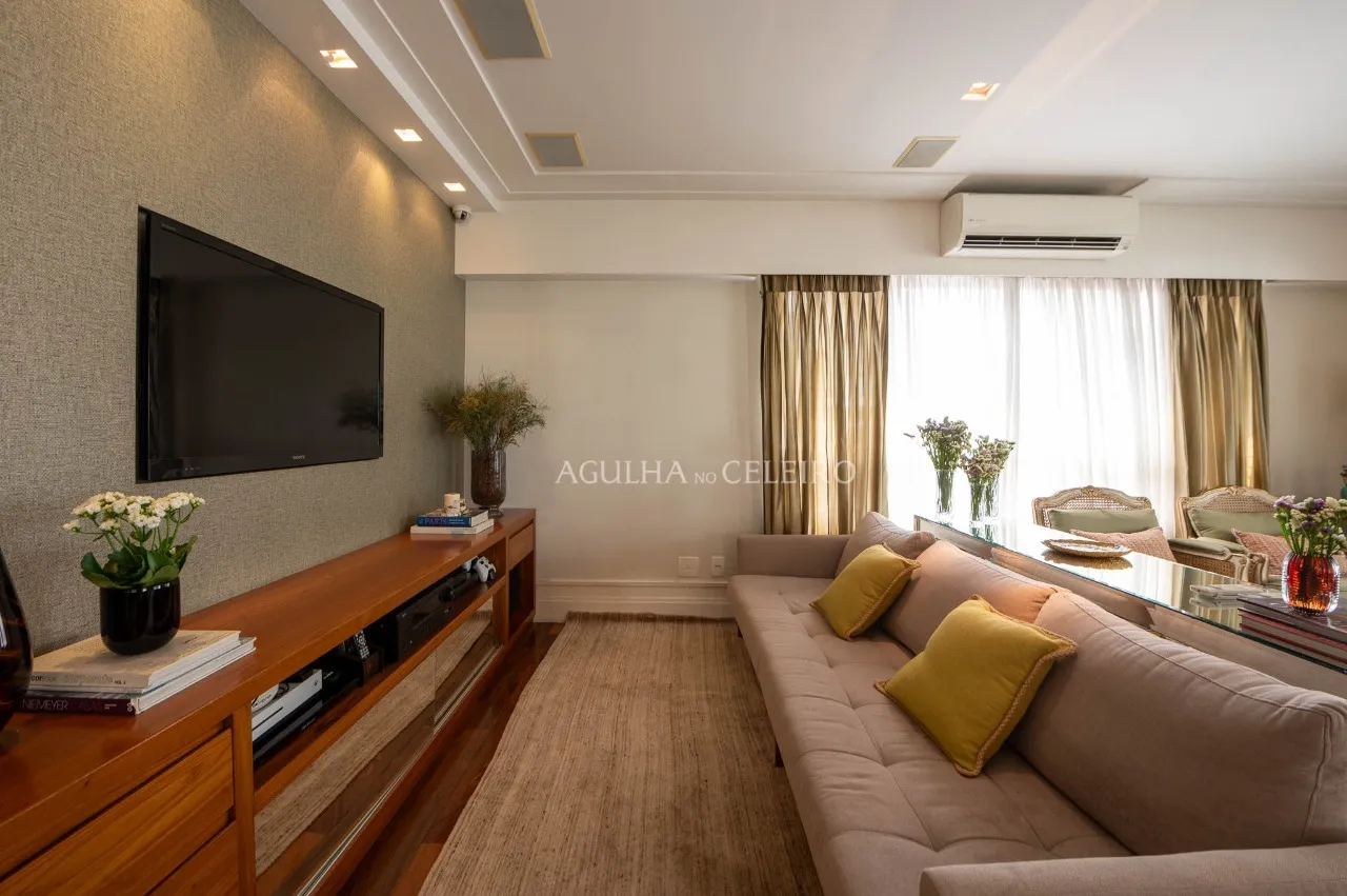 Apartamento amplo com uma varanda maravilhosa à venda em Moema. – 17271