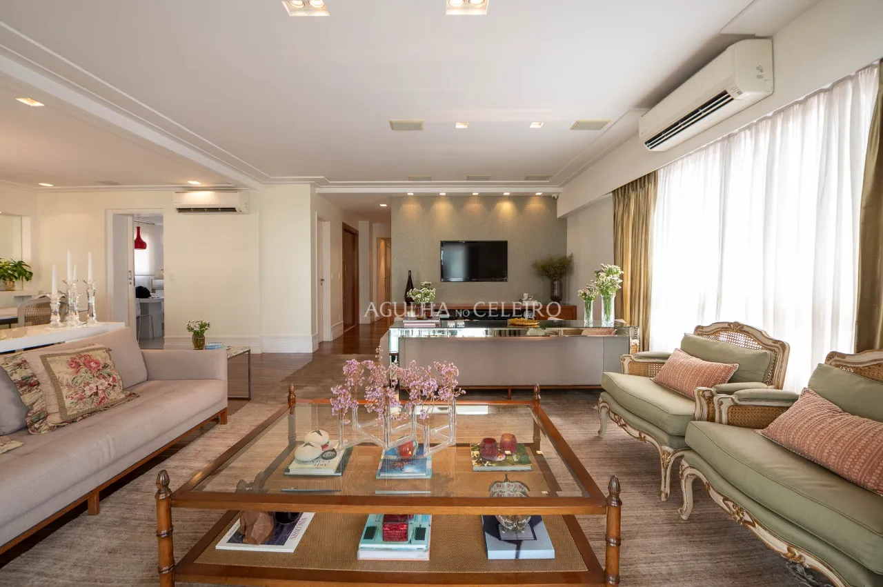 Apartamento amplo com uma varanda maravilhosa à venda em Moema. – 17271