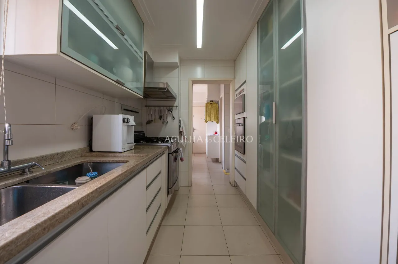 Apartamento amplo com uma varanda maravilhosa à venda em Moema. – 17271